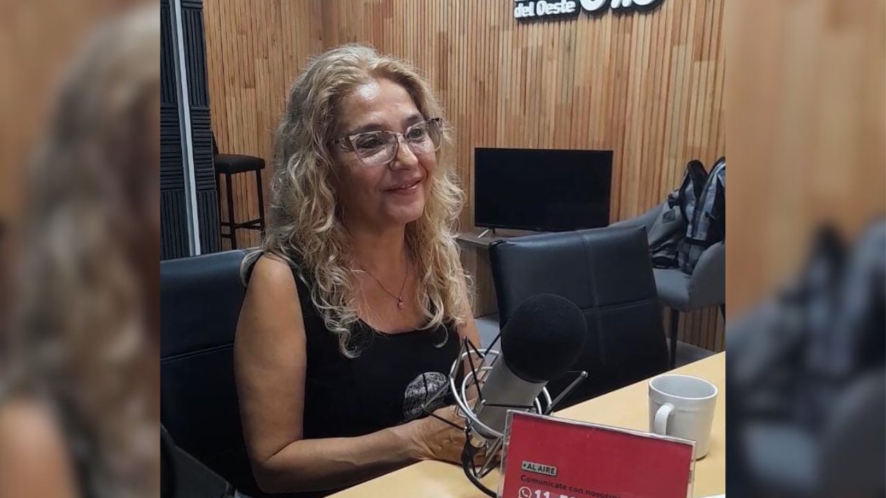 Gabriela Alonso en el piso de La Radio Publica del Oeste