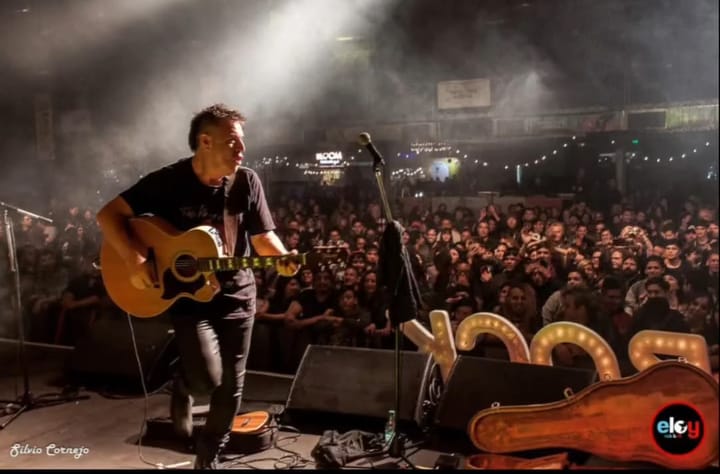 Eloy Rock tocando en vivo