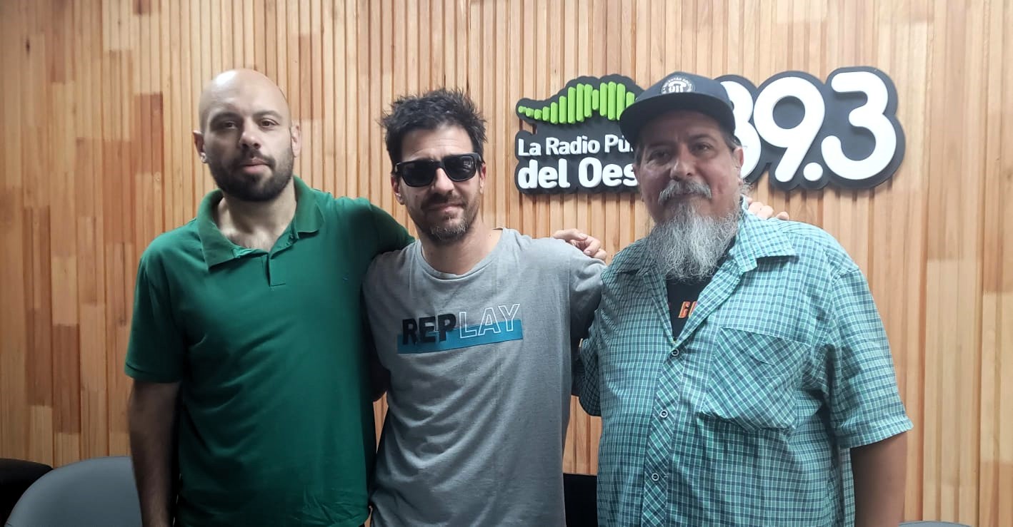 Nestor, Ariel y Max Etchebest en los estudios de La Radio Pública del Oeste