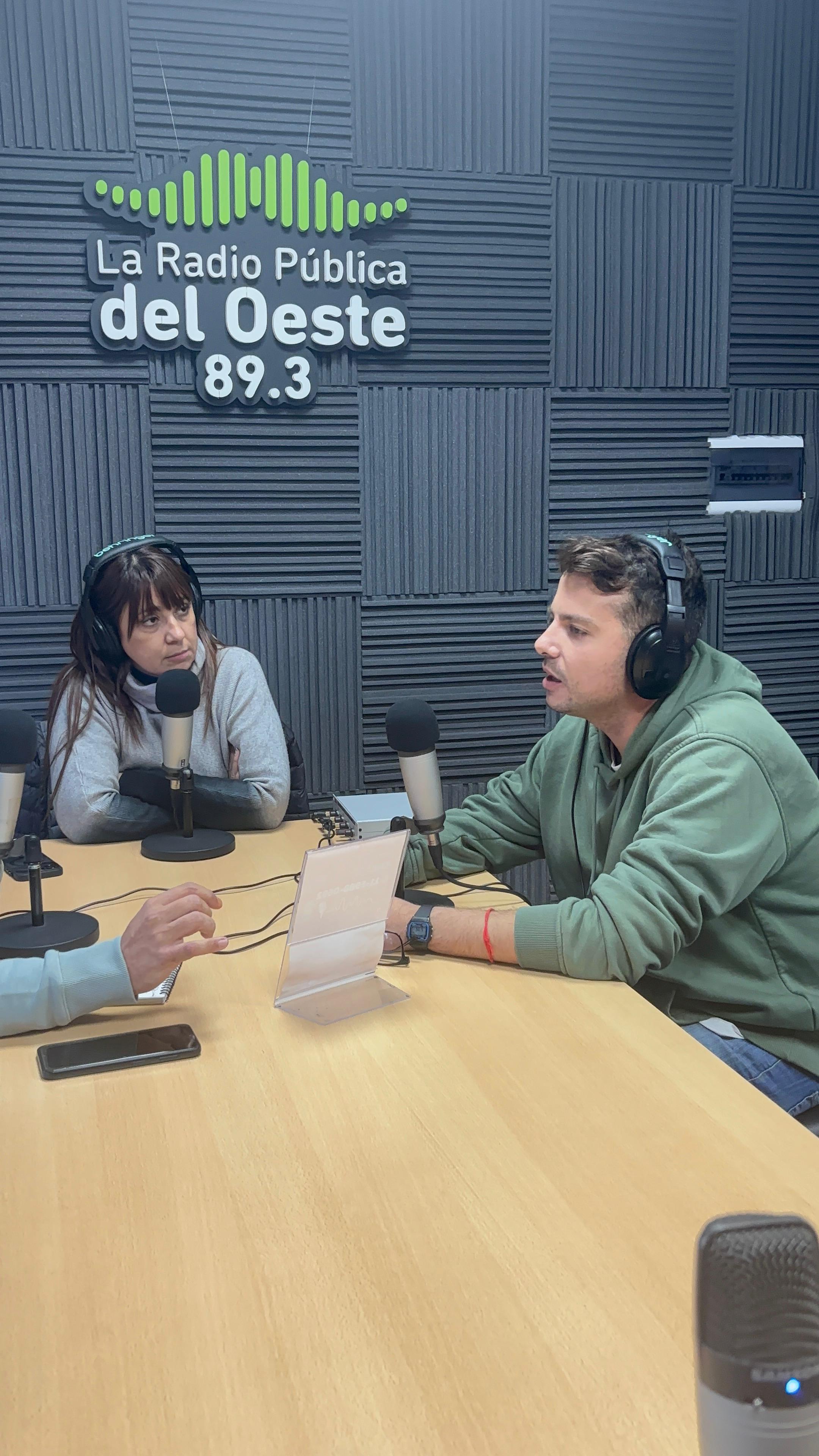 Anabelia Cerezo e Iñaki Irizar en los estudios de La Radio Publica del Oeste