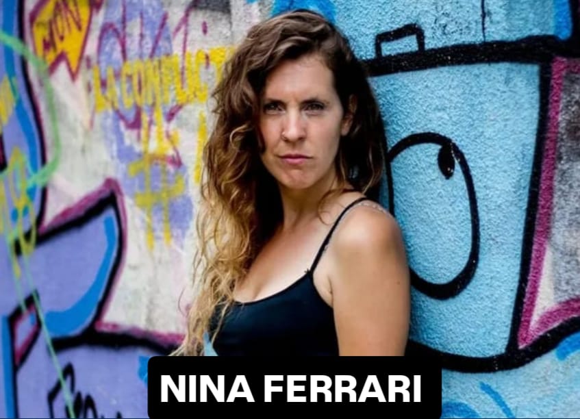 Nina Ferrari En la bicicletería