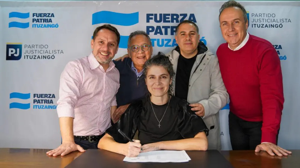 Valeria Susperreguy en la firma de listas