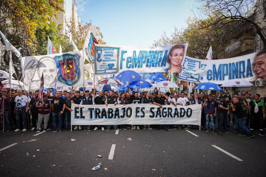 'El trabajo es sagrado' el cartel de la movilizacion