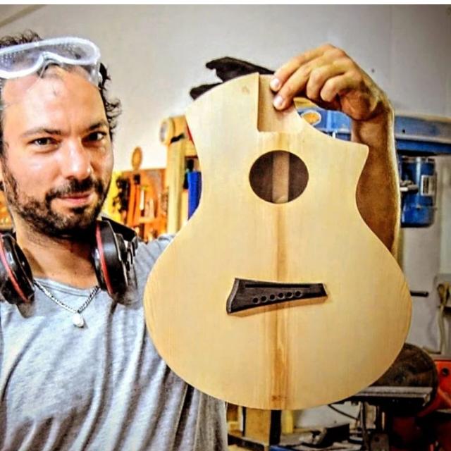 Nahuel Garcia Luthier de Lumina