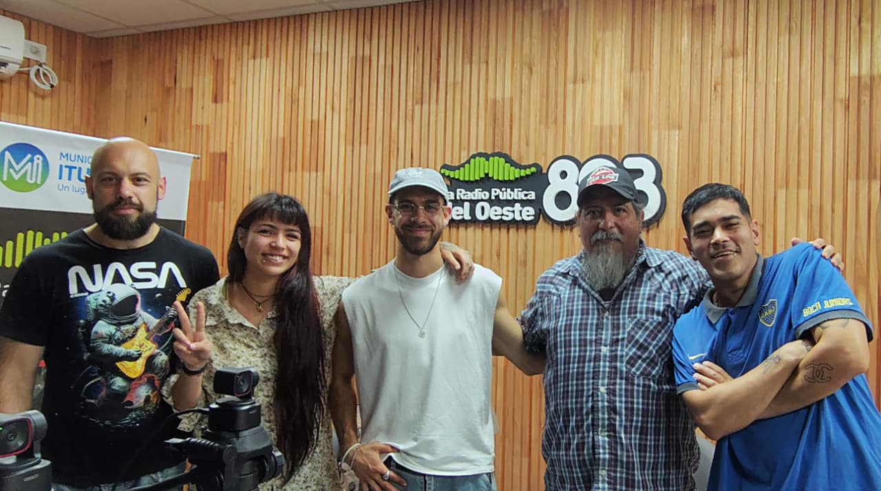 Tomas Cardoso con los chicos de Ciudad Rota (Ariel, Renata, Tomás. Nestor y Joel, en ese orden)