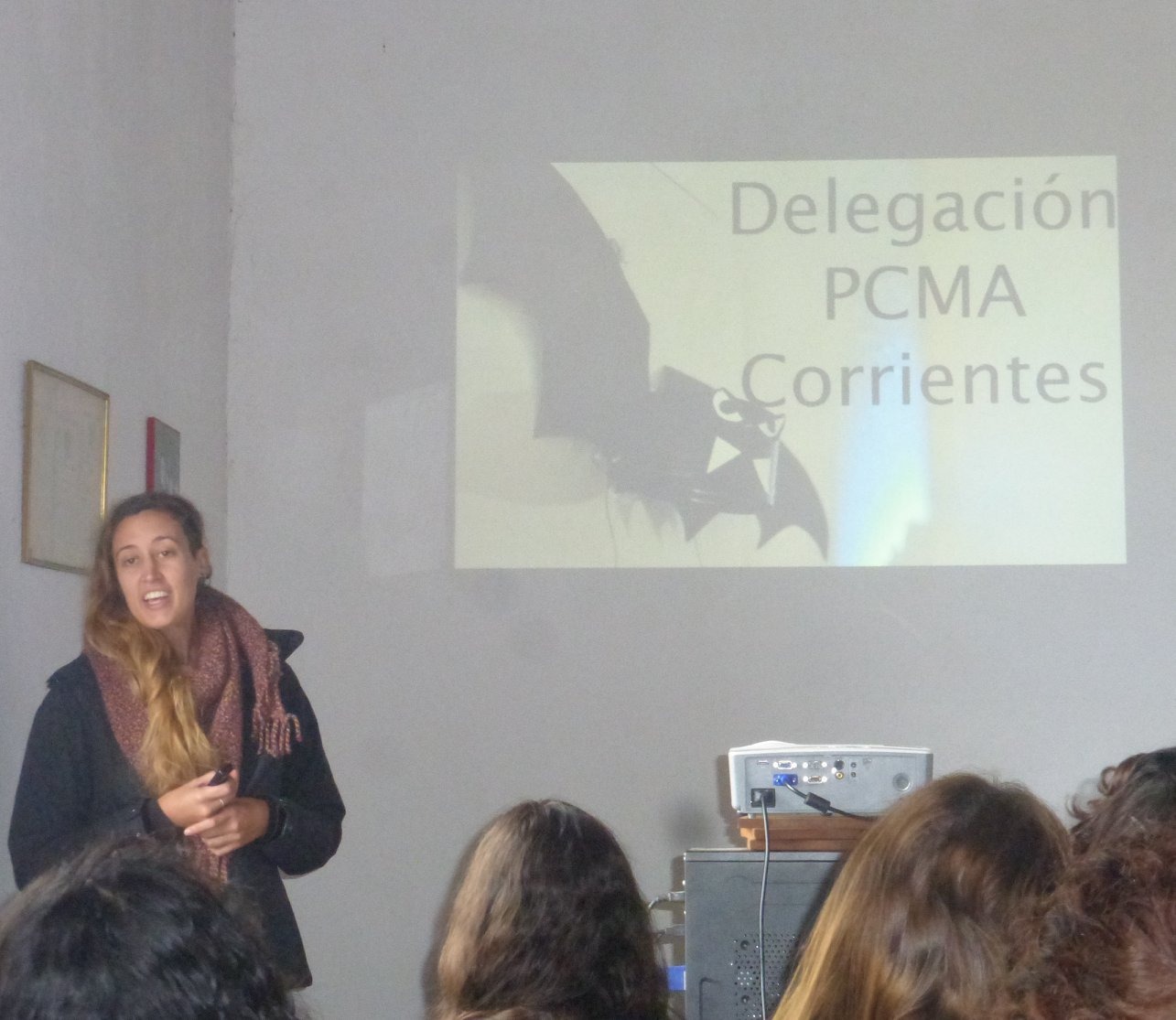 Antonella Argoita dando una charla de concientización