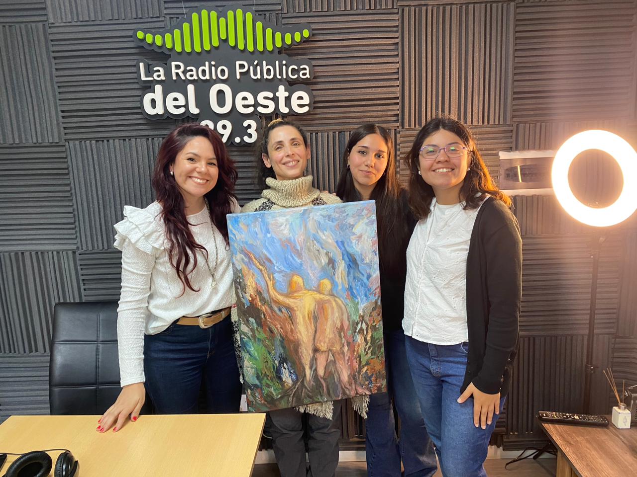 Valeria Serruya en el estudio de La Radio Pública del Oeste