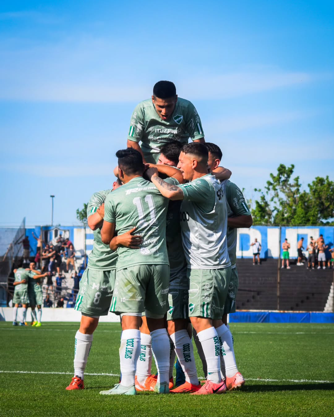 El plantel del Club Atlético Ituzaingó festejó esta victoria determinante en el primer partido por la final del ascenso a la Primera B Metropolitana