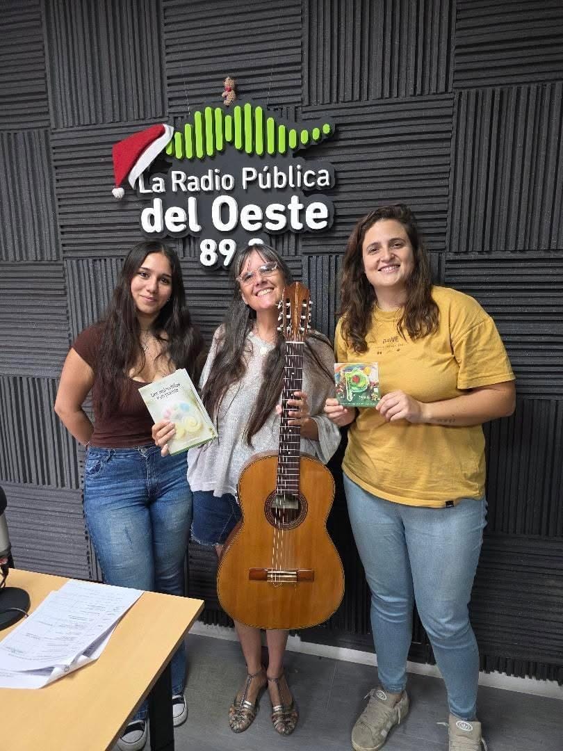 Fuente: Griselda Dominelli en el estudio de La Radio Pública del Oeste