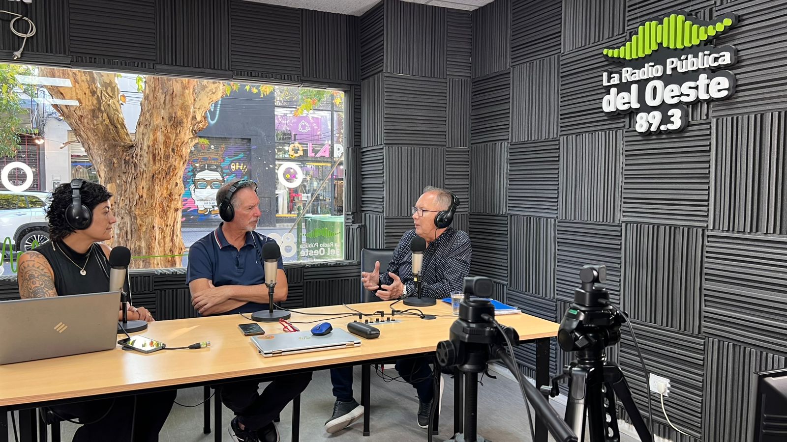 Alberto Descalzo en el estudio de La Radio Publica del Oeste