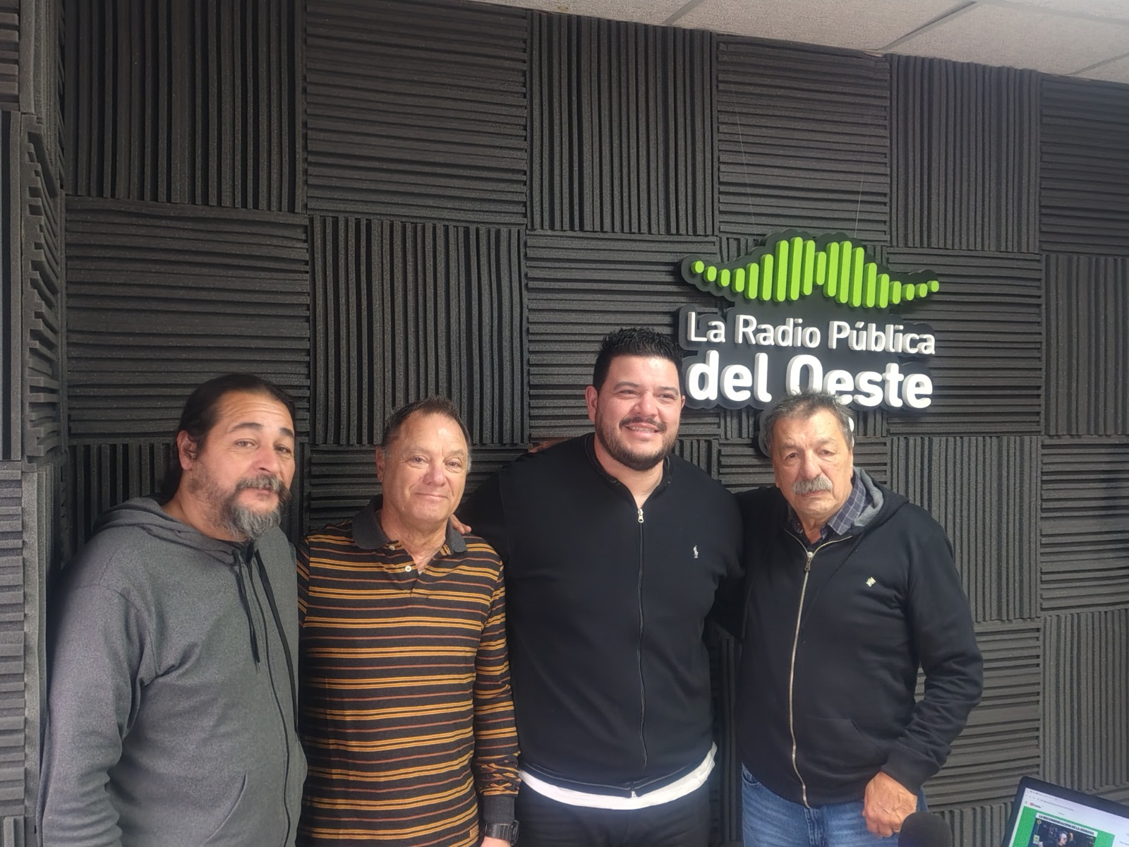 El Oso en el estudio de La Radio Publica del Oeste