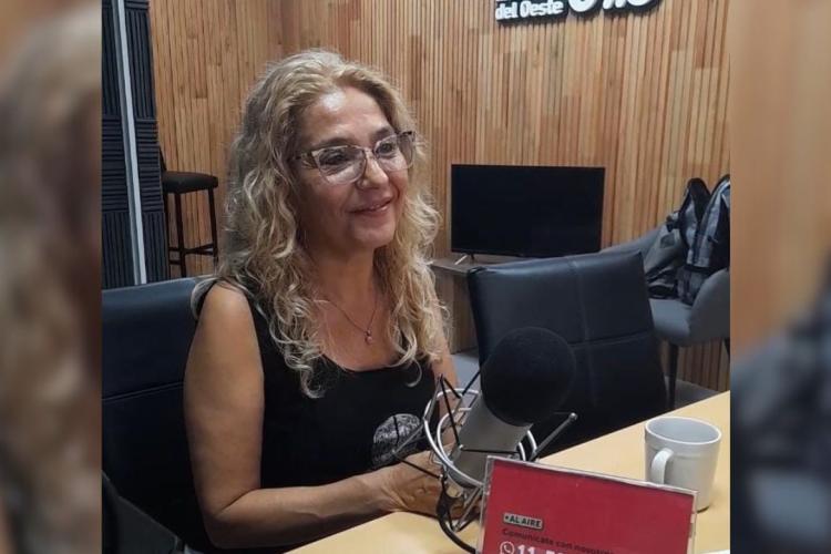 Gabriela Alonso en el piso de La Radio Publica del Oeste