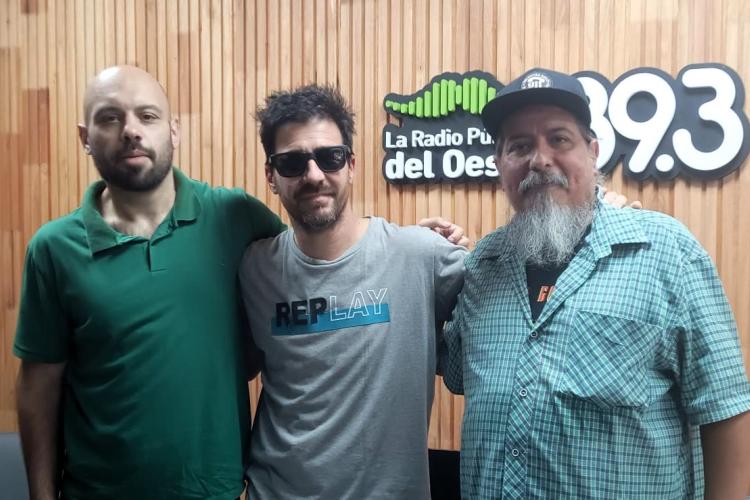 Nestor, Ariel y Max Etchebest en los estudios de La Radio Pública del Oeste