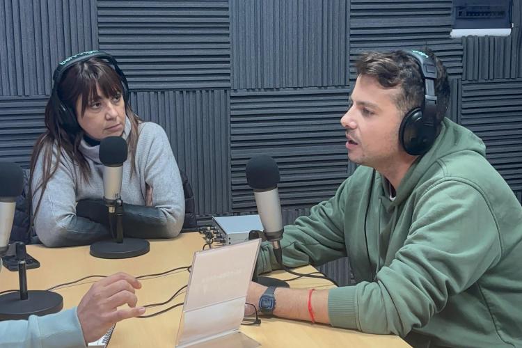 Anabelia Cerezo e Iñaki Irizar en los estudios de La Radio Publica del Oeste