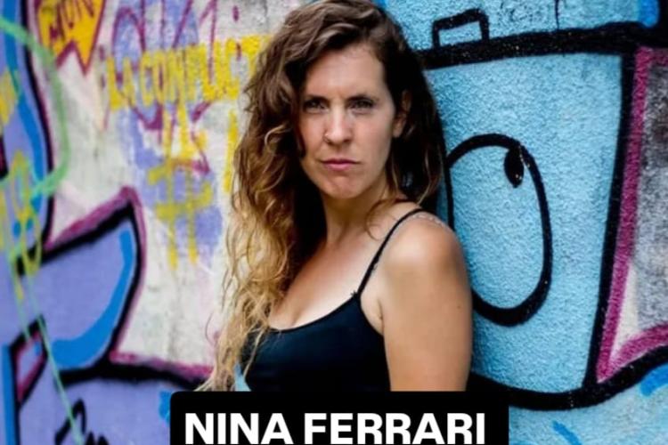 Nina Ferrari En la bicicletería