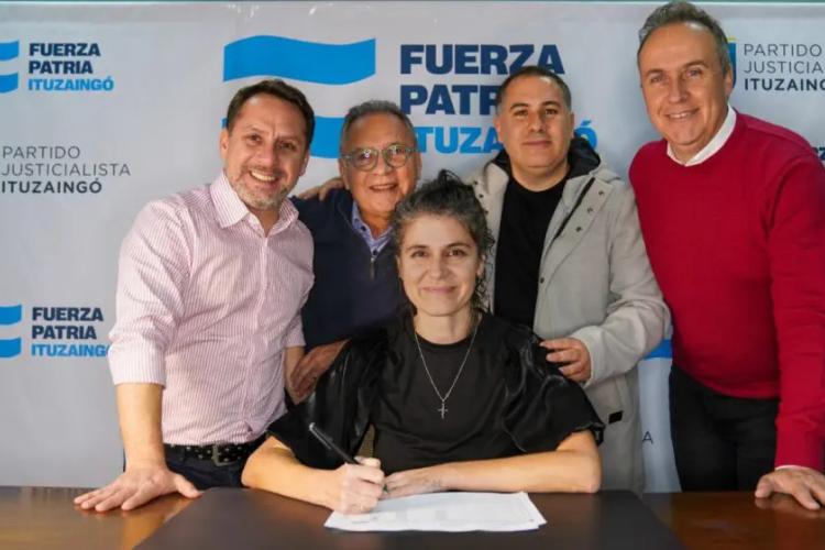 Valeria Susperreguy en la firma de listas