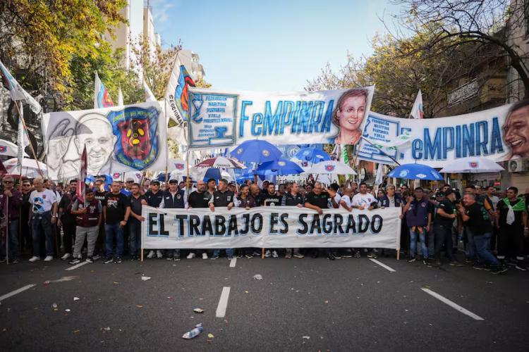 'El trabajo es sagrado' el cartel de la movilizacion