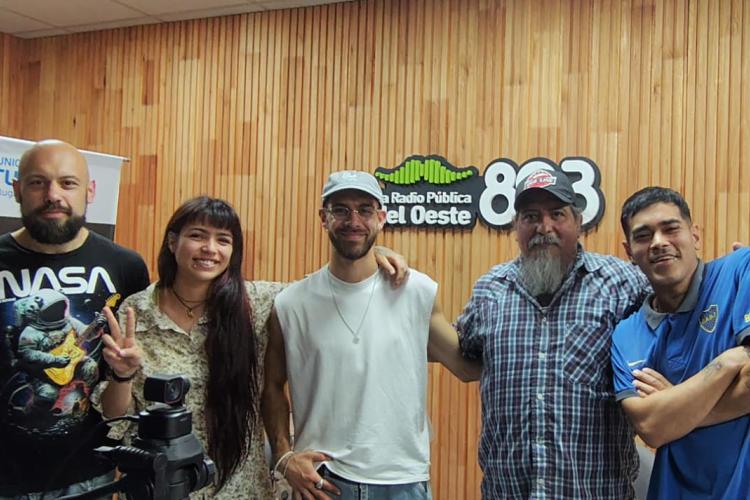 Tomas Cardoso con los chicos de Ciudad Rota (Ariel, Renata, Tomás. Nestor y Joel, en ese orden)