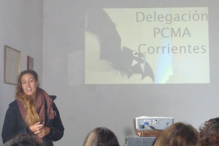 Antonella Argoita dando una charla de concientización