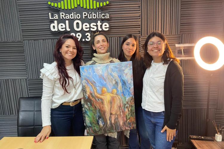 Valeria Serruya en el estudio de La Radio Pública del Oeste