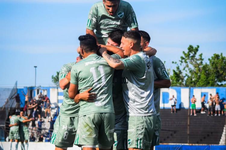 El plantel del Club Atlético Ituzaingó festejó esta victoria determinante en el primer partido por la final del ascenso a la Primera B Metropolitana