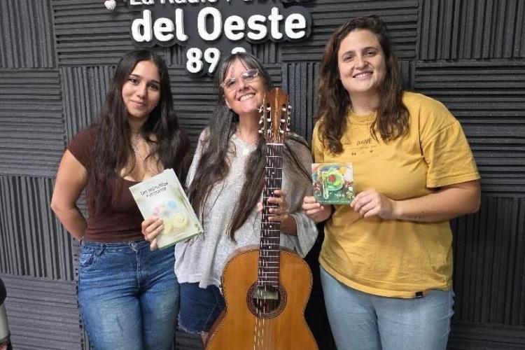 Fuente: Griselda Dominelli en el estudio de La Radio Pública del Oeste