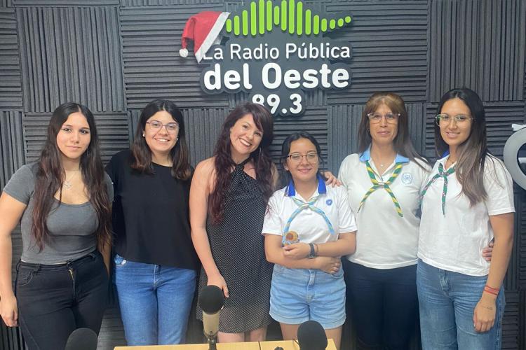 Cintia Pelozo en el estudio de La Radio Pública