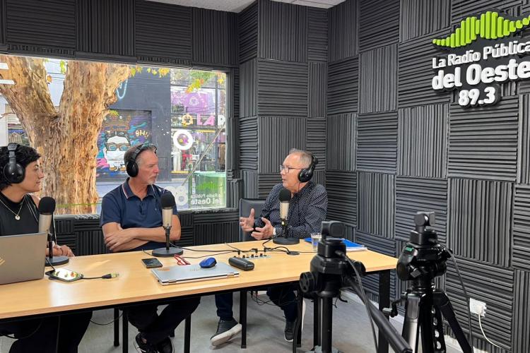 Alberto Descalzo en el estudio de La Radio Publica del Oeste