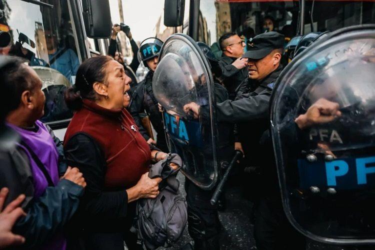 policia reprimiendo jubilados
