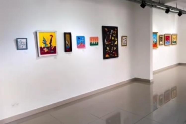 Alexander Suarez-Paez en la galeria del Centro Cultural Ituzaingó, CCI